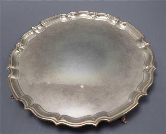 A George V silver salver with pie crust border, F.W. London, 1913, 28 0z.